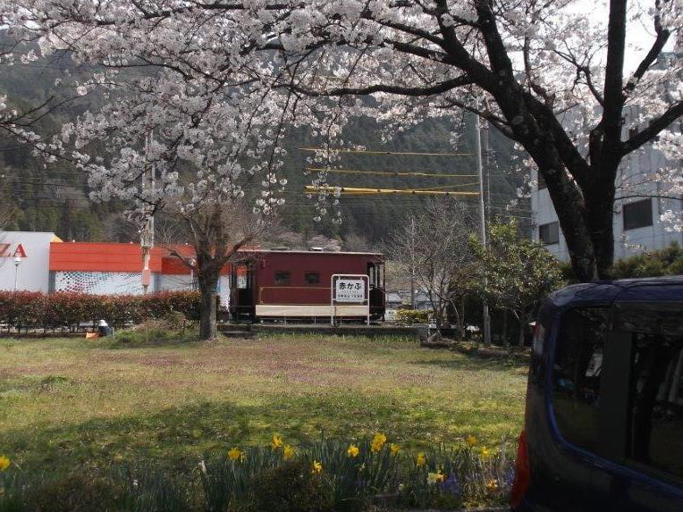 庭には電車があります