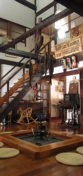 囲炉裏を囲んで