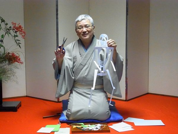 紙切りを披露